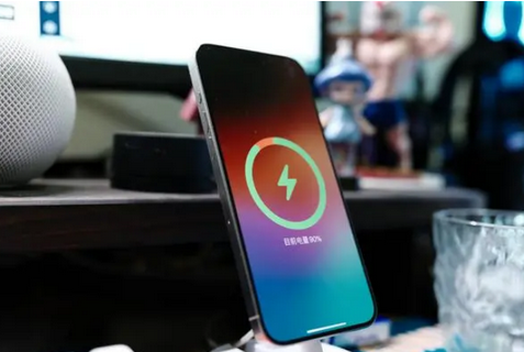 洛龙苹果15换屏服务分享用什么充电器给iPhone15充电更好 